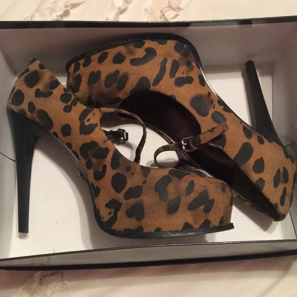 Vera Wang Leopard Pumps 👠🐆